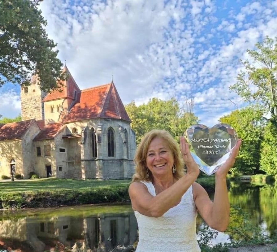 Monika Fornix mit Kristallherz „fühlende Hände mit Herz